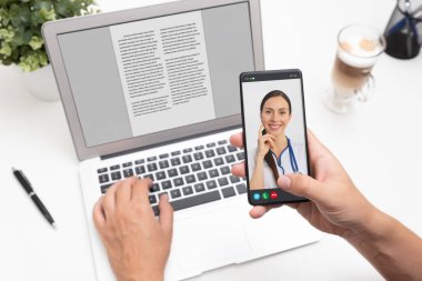 Steteskoplu doktor. Telehealth konferansı.