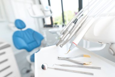 Dişçi ofisi. Diş aletleri, aksesuarlar