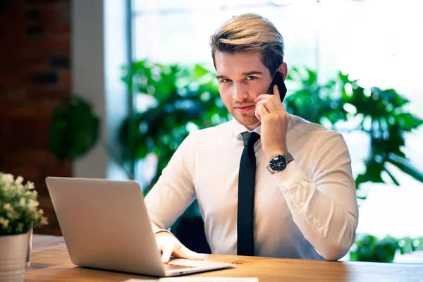 Empresário trabalhando no escritório, falando por telefone — Fotografia de Stock
