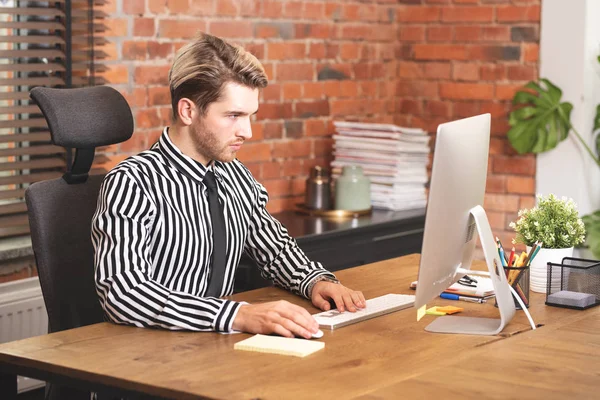 Man working with computer at office — Stock Photo, Image
