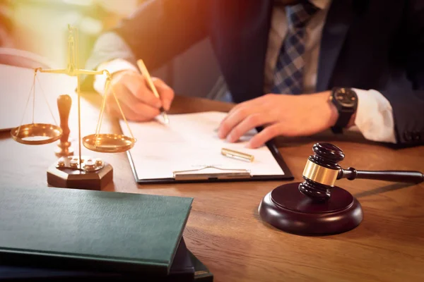 Rechtsanwältin oder Rechtsanwalt im Büro — Stockfoto