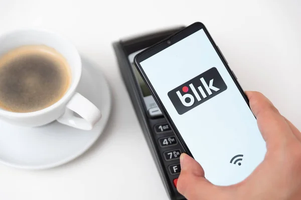 Telefone com logotipo Blik, serviço de pagamento sem contato — Fotografia de Stock