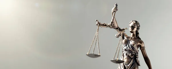 Standbeeld van Justitie - Lady Justice, concept van het recht — Stockfoto