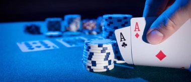 Adam kumarhanede poker oynuyor.