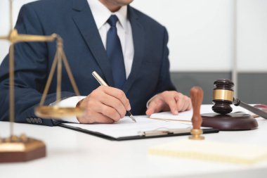 Avukat ya da avukat ofiste evraklarla çalışıyor.