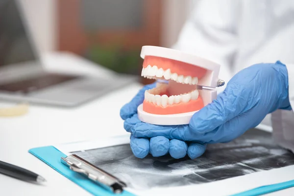 Consulta con el dentista cómo cuidar los dientes sanos — Foto de Stock