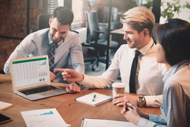 Bir iş toplantısında finansla ilgili tartışmalar