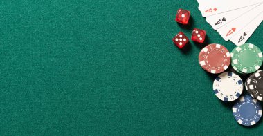 Kumarhane manzaralı poker masası