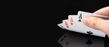 Kumarhanede poker oynayan adam