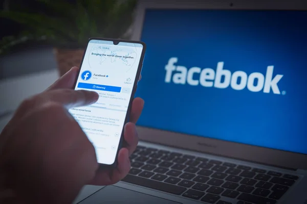 Facebook is de populairste sociale mediadienst — Stockfoto