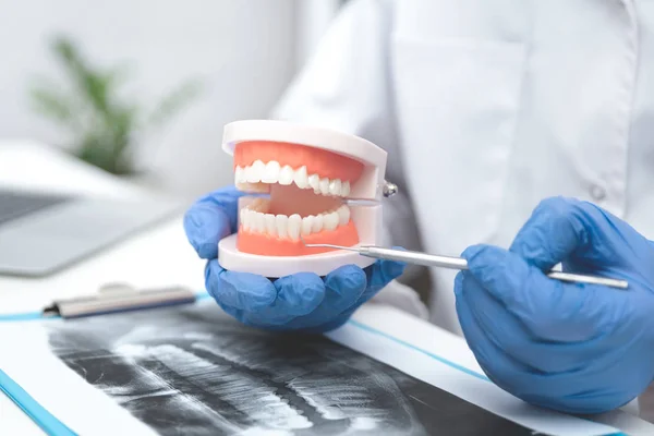 Zahnarztberatung, wie man gesunde Zähne pflegt — Stockfoto