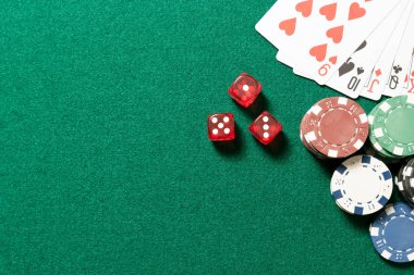 Kumarhane manzaralı poker masası