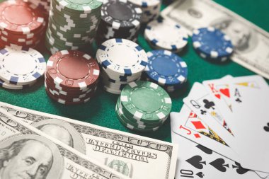 Poker fişleri, yeşil masadaki kartlar