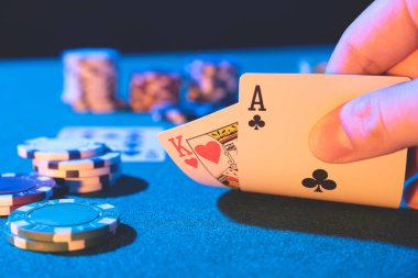 Adam kumarhanede poker oynuyor.