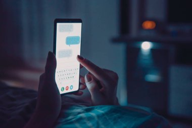 İnternet bağımlısı kadın. Telefon suistimali kavramı.