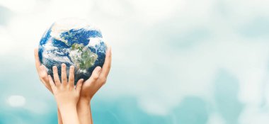 Dünya küresi ailenin elinde. Dünya çevresi günü
