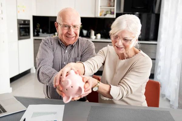 Äldsta paret försöker få in besparingarna. — Stockfoto