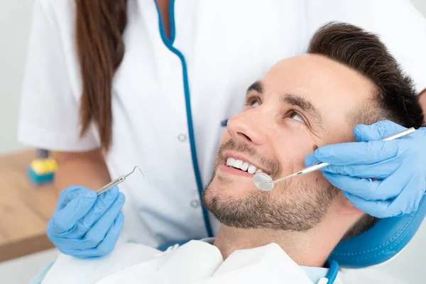 Hombre con dientes examinados en dentistas — Foto de Stock