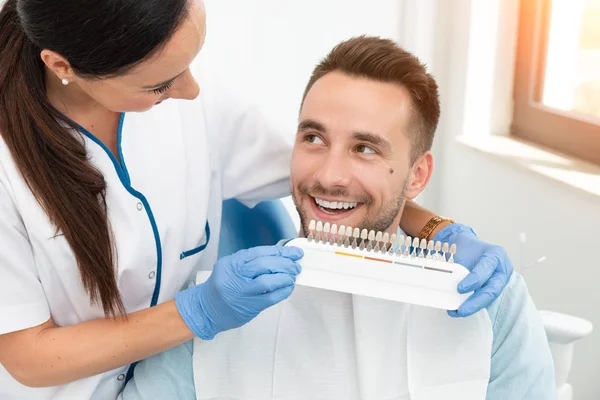 Knappe jonge man in stomatologie kliniek — Stockfoto