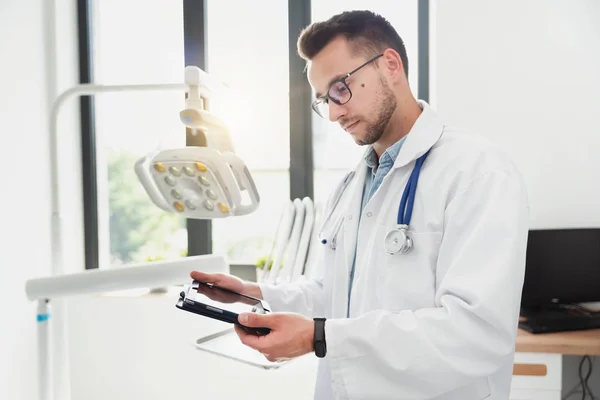 Doctor usando tableta en su oficina — Foto de Stock