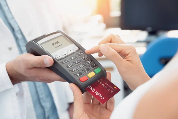 Zahlung per Kreditkarte mit Terminal — Stockfoto