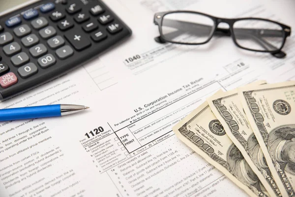 Oss skatteformulär på skrivbordet sammansättning — Stockfoto
