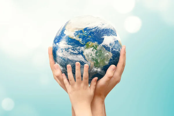 Globo da Terra em mãos de família. Dia Mundial do Ambiente — Fotografia de Stock