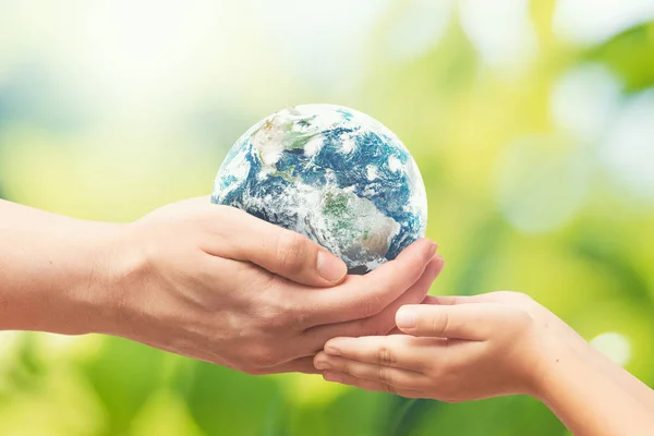 Földgömb a kezemben. Környezetvédelmi világnap — Stock Fotó