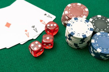 Poker fişleri, yeşil masadaki kartlar