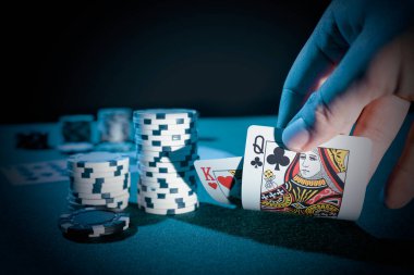 Adam kumarhanede poker oynuyor.