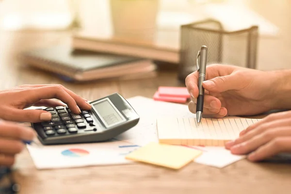 Lavoro contabile in ufficio con documenti — Foto Stock