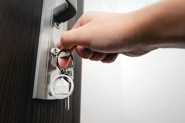 문의 아파트 열쇠, 부동산 개념 — 스톡 사진