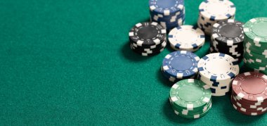 Kumarhane manzaralı poker masası