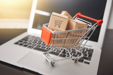 E-ticaret, karton kutularla alışveriş arabası