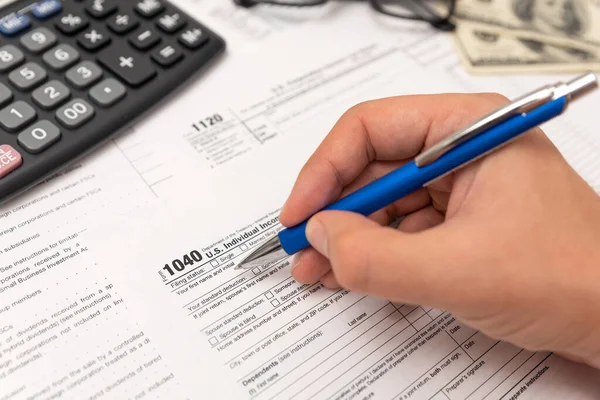 Man filling US tax form in office — Stock Photo, Image