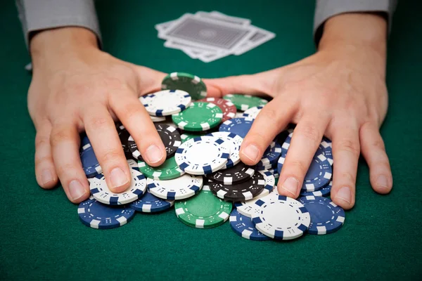 Man plays poker in the casino — Stock Photo, Image