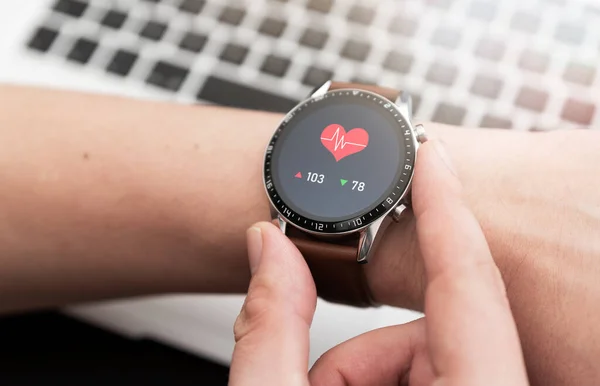 Manos con icono del corazón en smartwatch — Foto de Stock