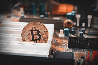 Bitcoin şifreleme, sanal para, engelleme teknolojisi konsepti. Elektronik anakart üzerinde altın para.