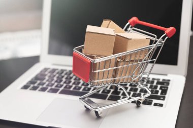 E-ticaret, karton kutularla alışveriş arabası. Ticaret, internet üzerinden satış