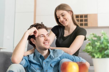 Gülümseyen çift evde birlikte vakit geçirir. Yaşam tarzı kavramı