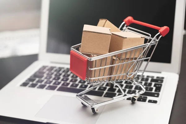 Commerce Carrello Della Spesa Con Scatole Carta Commercio Vendita Internet — Foto Stock