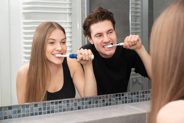 Paar Beim Zähneputzen Badezimmer Zahngesundheitliches Konzept — Stockfoto