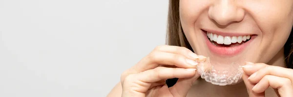 Görünmez Hizalayıcı Tutan Genç Bir Kadın Diş Sağlığı Güzel Gülümseme — Stok fotoğraf