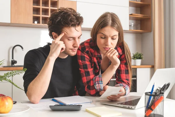 Pareja Joven Calculando Dinero Casa Revisión Financiera Concepto Presupuesto Interno —  Fotos de Stock