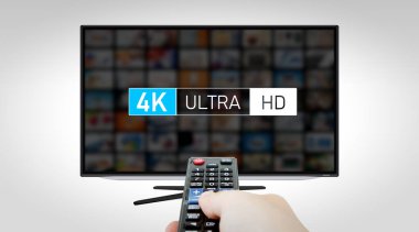 4K yüksek çözünürlüklü televizyon. TV multimedya konsepti. Uzaktan kumandalı el