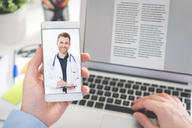 Doktor görüntülü konuşma danışmanlığı. Teletıp ya da tele sağlık kavramı.