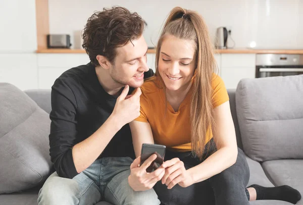 Akıllı Telefonlu Hızlı Internet Kullanan Bir Çift Sosyal Medya Kullanan — Stok fotoğraf