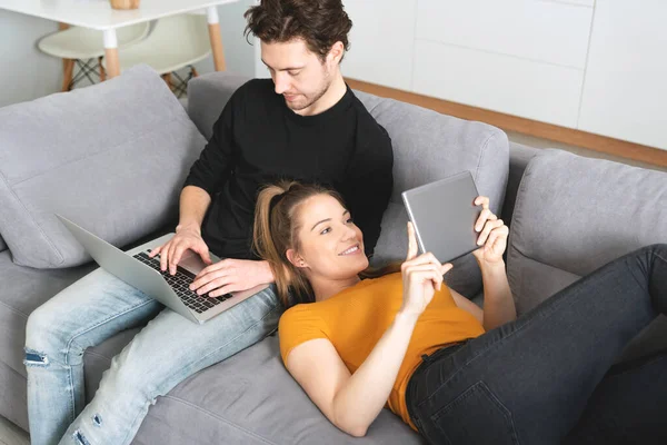 Hızlı Interneti Kullanan Çift Dizüstü Bilgisayar Dijital Tablet Kullanıyor Kadın — Stok fotoğraf