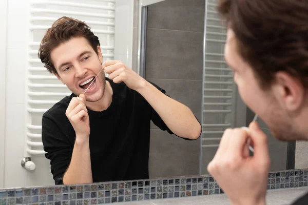 Man Använder Tandtråd Badrummet Begreppet Tandhälsa — Stockfoto