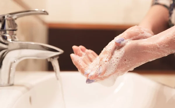 コロナウイルス予防 石鹸で手を洗う 抗菌ゲル 衛生コンセプト — ストック写真